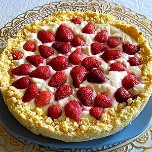 Песочный торт с ягодой и сметанным кремом