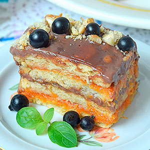 Торт из печенья без выпечки со сметаной и фруктами - фото