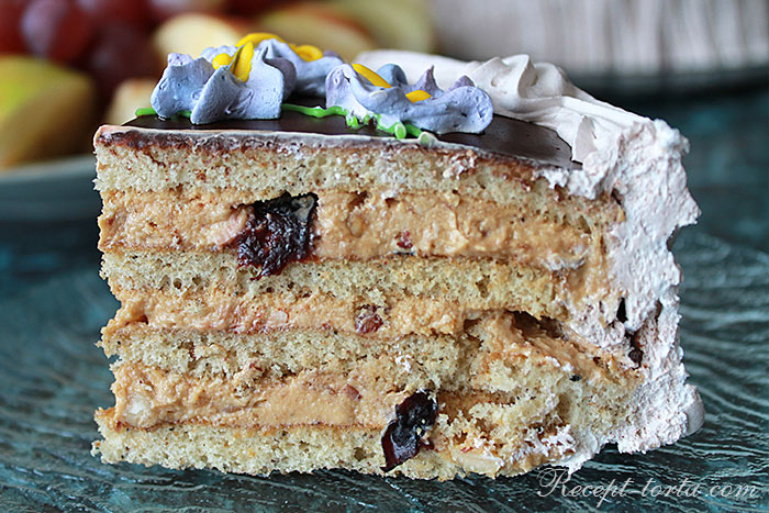 Медовый торт с орешками и черносливом - итоговое фото