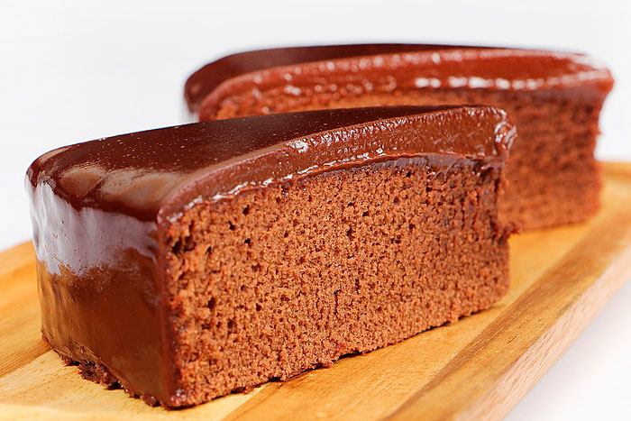 Шоколадный постный торт в разрезе - фото
