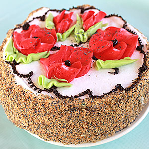 Бисквитный торт с маком и кремом из сгущенки - фото
