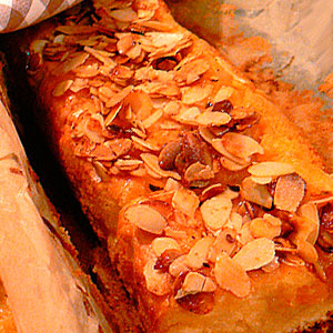 Бисквитный торт с консервированными персиками - фото