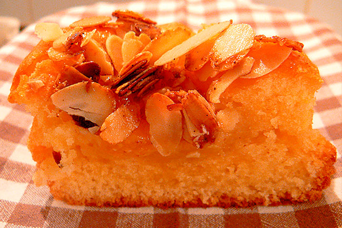 Бисквитный торт с персиками - фото в разрезе