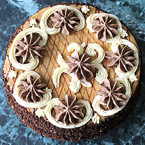 Шоколадный торт на кефире с масляным кремом - фото