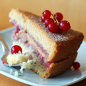 Бисквитный торт с ягодой - фото