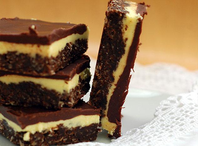 Торт из шоколадного печенья без выпечки с миндалем - итоговое фото
