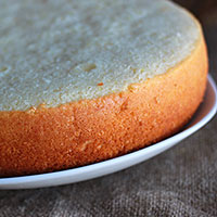 Апельсиновый бисквит разрежьте на коржи для торта - фото