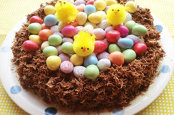 Шоколадный торт-гнездо с пасхальными яйцами и цыплятами из текстиля