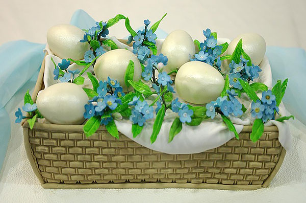 Торт-корзинка с яйцами и цветами из мастики