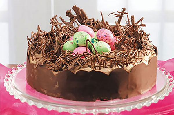 Шоколадный торт-гнездо с пасхальными яйцами