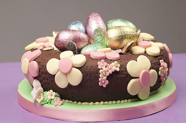 Торт-гнездо с пасхальными яйцами и декором из мастики