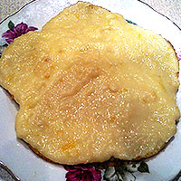 Смазываем кремом корж лимонного торта - фото