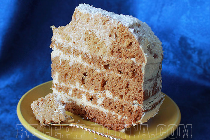 Кусок медового торта приготовленного в мультиварке