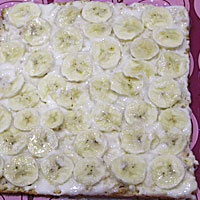 Смазываем бисквитный торт заварным кремом - фото