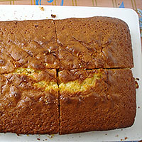 Нарежем бисквит для детского торта - фото