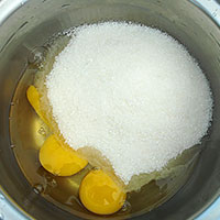 Смешаем яйца и сахар для заварного крема - фото