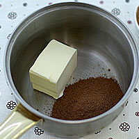 Растопим масло и добавим сахар и какао - фото
