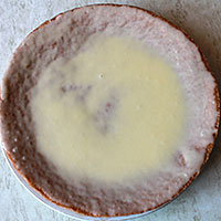 Смазываем масляно-заварным кремом бисквит - фото