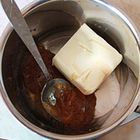 Готовим в таре мед, масло и соду - фото