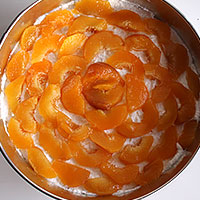 Выложим персики на творожный слой торта - фото