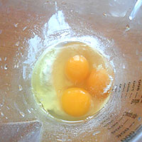 Добавляем яйца - фото