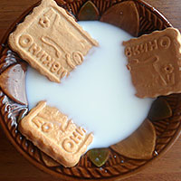 Печенье мочим в молоке - фото