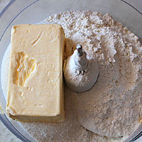 Соединим маргарин и сухие ингредиенты - фото