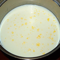 Смешиваем полуфабрикат заварного крема с молоком - фото