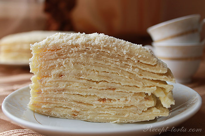 Кусок торта Наполеон, выпеченного на сковороде