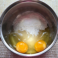 Соединим яйца, муку и сахар для нашего крема - фото