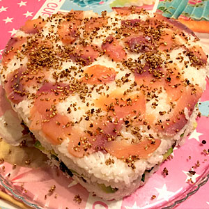 Суши торт с лососем и мидиями - фото