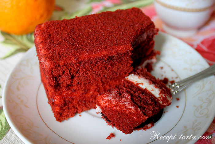 Домашний  торт Красный бархат в разломе