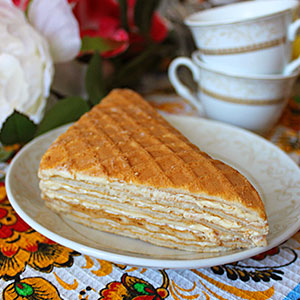 Торт из готовых вафель и кремом со сгущенкой - фото
