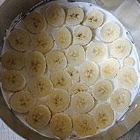 Выкладываем бананы на корж дешевого торта - фото