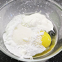 Смешиваем яйцо, сметану, соль, соду, разрыхлитель - фото