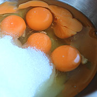 Взбиваем яйца и сахар для бисквитного коржа - фото