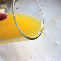 Добавим апельсиновый сок в тесто бисквитного торта - фото