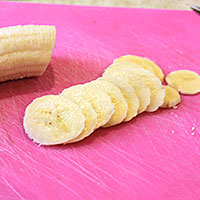 Режем банан на колечки - фото