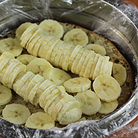Бисквитный корж и бананы - фото