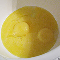 Разделяю яйца на желтки и белки - фото
