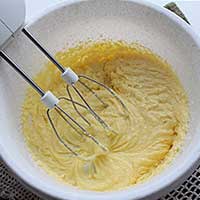 Масло с сахаром и желтками - фото