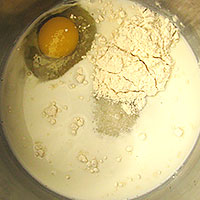 Молоко, яйца, саха и муку смешиваем - фото