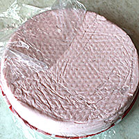 Вынимаем застывший муссовый торт из формы - фото