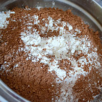 Какао, муку и соль соединим - фото