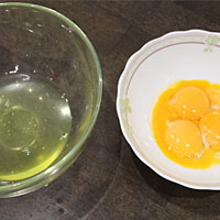 Разделяем яйца на белки и желтки - фото