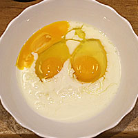Смешаем яйца и молоко для крема - фото