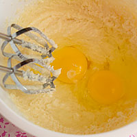 Добавляем яйца, соль и ванилин - фото