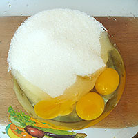 Соединим яйца и сахар для теста- фото
