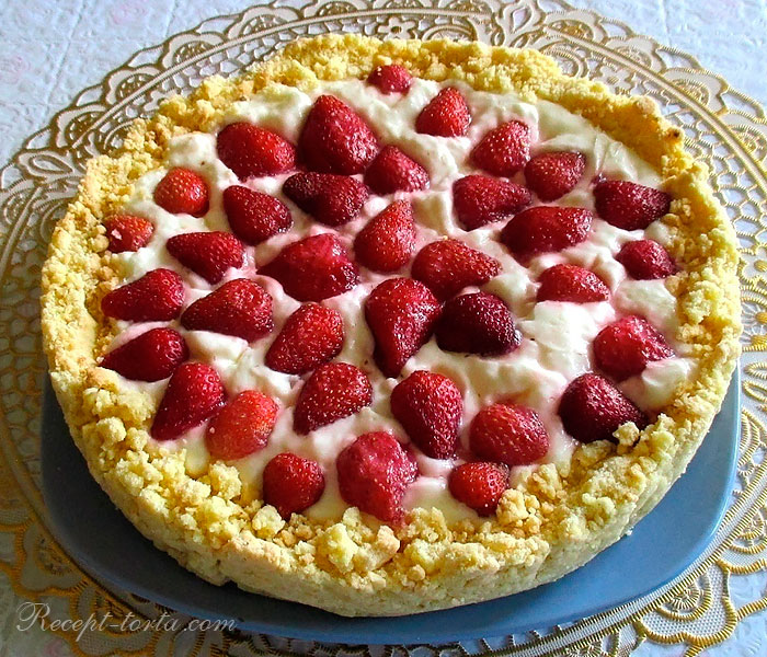 Песочный торт со свежей ягодой клубникой