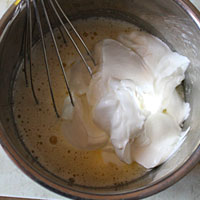 Хорошенько перемешаем составляющие сметанного крема - фото